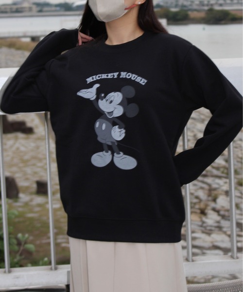 Disney（ディズニー）の「【DISNEY/ディズニー】ミッキーマウス裏起毛プリントクルーネックトレーナー（スウェット・レディース・ブラック/オートミール/ネイビー/レッド・MEDIUM/LARGE）」の21枚目の写真