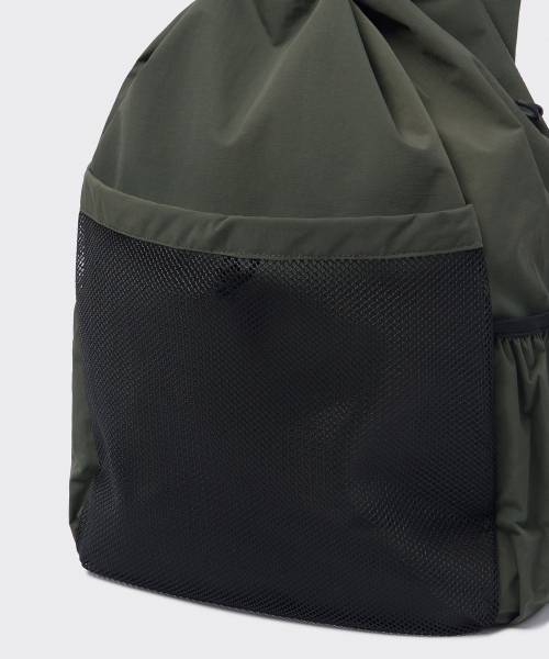 MUSINSA STANDARD（ムシンサスタンダード）の「リップストップメッシュポケットドローストリングバックパック[カーキ]（バックパック/リュック・レディース・その他・FREE）」の5枚目の写真