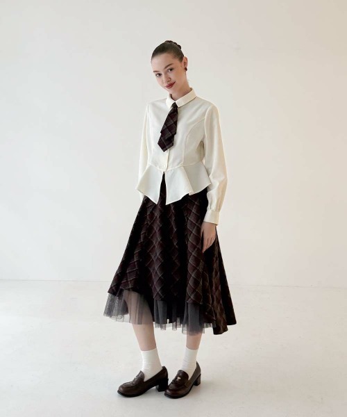 an another angelus（アンアナザーアンジェラス）の「【セットアップ対応】チェックネクタイ付きペプラムシャツ/fint フィント（シャツ/ブラウス・レディース・アイボリー/オフホワイト・FREE）」の3枚目の写真