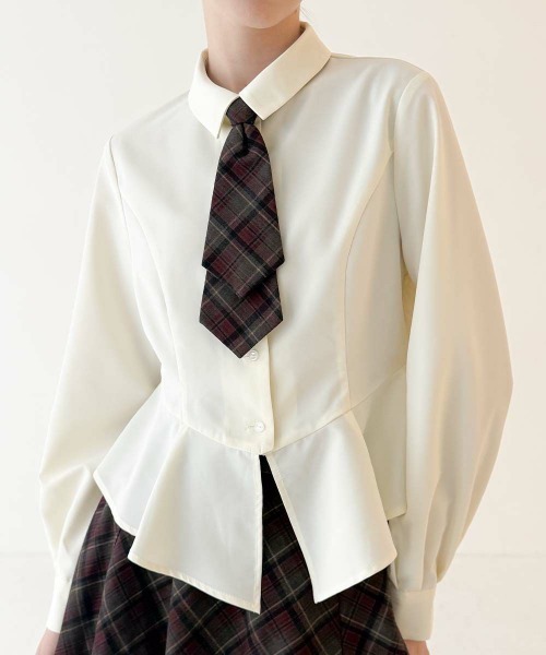 an another angelus（アンアナザーアンジェラス）の「【セットアップ対応】チェックネクタイ付きペプラムシャツ/fint フィント（シャツ/ブラウス・レディース・アイボリー/オフホワイト・FREE）」の4枚目の写真