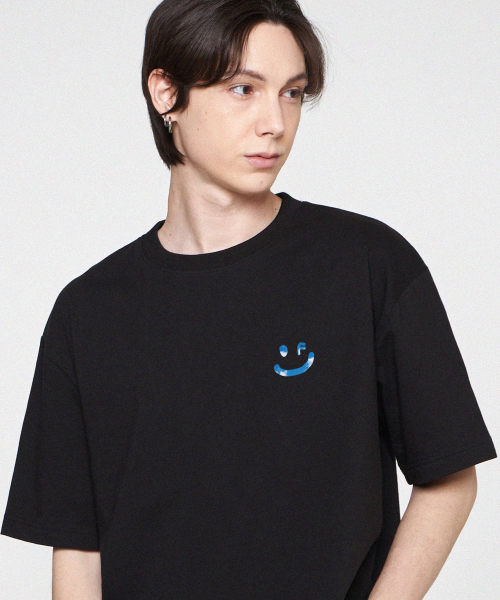 GRAVER（グレーバー）の「[ユニセックス]SKY クラウドドローイングスマイル 半袖Tシャツ_ブラック（Tシャツ/カットソー・レディース・ブラック・SMALL/MEDIUM/LARGE）」の2枚目の写真