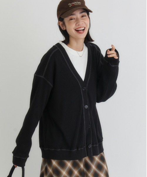 Right-on（ライトオン）の「【HONEYSUCKLE ROSE】【限定展開】カットカーディガン(体型カバー / 気軽に着られる / 洗濯〇)（カーディガン/ボレロ・レディース・ダークグレー/ブラック/キナリ・M/L）」の3枚目の写真