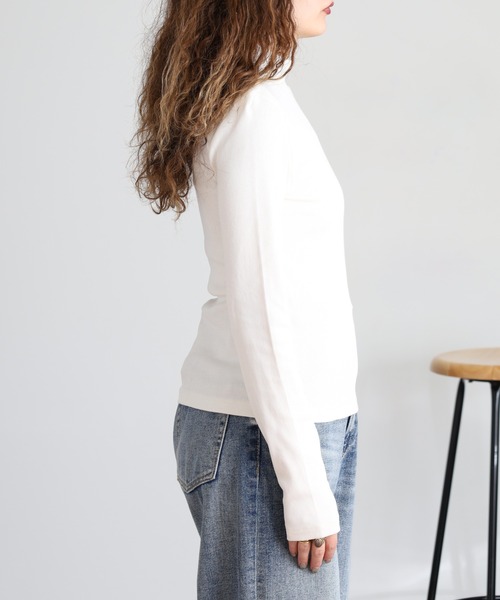 GUESS JEANS（ゲスジーンズ）の「GUESS JEANS タートルネック セーター（ニット/セーター・レディース・オフホワイト/ブラック・S/M/L/XS）」の11枚目の写真