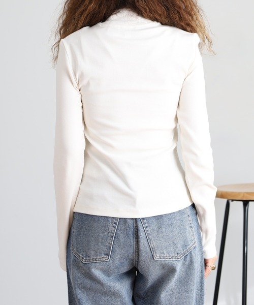 GUESS JEANS（ゲスジーンズ）の「GUESS JEANS タートルネック セーター（ニット/セーター・レディース・オフホワイト/ブラック・S/M/L/XS）」の12枚目の写真