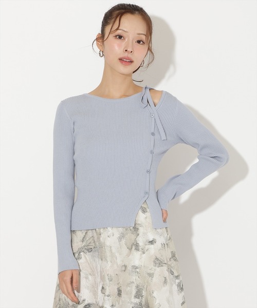 AND COUTURE(アンドクチュール)の「アシメリボンスリットプルオーバー(ニット/セーター・レディース・ホワイト/ピンク/ブラック/モカ/サックスブルー・FREE)」の4枚目の写真
