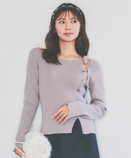 AND COUTURE(アンドクチュール)の「アシメリボンスリットプルオーバー(ニット/セーター・レディース・ホワイト/ピンク/ブラック/モカ/サックスブルー・FREE)」の1枚目の写真
