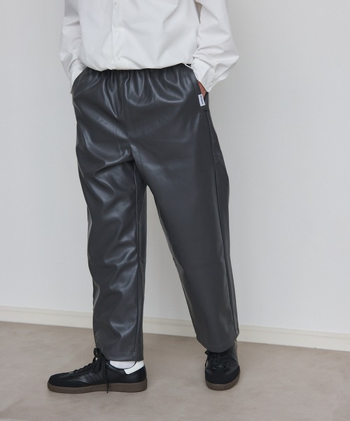 MAISON CLUB（メゾンクラブ）の「【MAISON CLUB】Super Soft PU Leather Track Pants / スーパーソフトPUレザートラックパンツ（その他パンツ・メンズ・ブラック/グレー/ブラウン・L/M）」の2枚目の写真