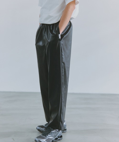 MAISON CLUB（メゾンクラブ）の「【MAISON CLUB】Super Soft PU Leather Track Pants / スーパーソフトPUレザートラックパンツ（その他パンツ・メンズ・ブラック/グレー/ブラウン・L/M）」の22枚目の写真