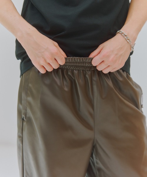 MAISON CLUB（メゾンクラブ）の「【MAISON CLUB】Super Soft PU Leather Track Pants / スーパーソフトPUレザートラックパンツ（その他パンツ・メンズ・ブラック/グレー/ブラウン・L/M）」の12枚目の写真