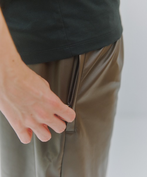 MAISON CLUB（メゾンクラブ）の「【MAISON CLUB】Super Soft PU Leather Track Pants / スーパーソフトPUレザートラックパンツ（その他パンツ・メンズ・ブラック/グレー/ブラウン・L/M）」の11枚目の写真