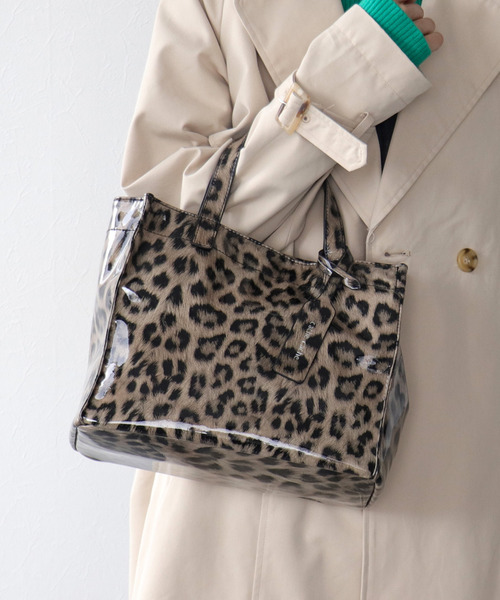 Three Four Time（ｽﾘｰﾌｫｰﾀｲﾑ）の「ソフトエナメルショッパーBAG S（トートバッグ・レディース・ベージュ/グレー/ブラック/レオパード・FREE）」の4枚目の写真