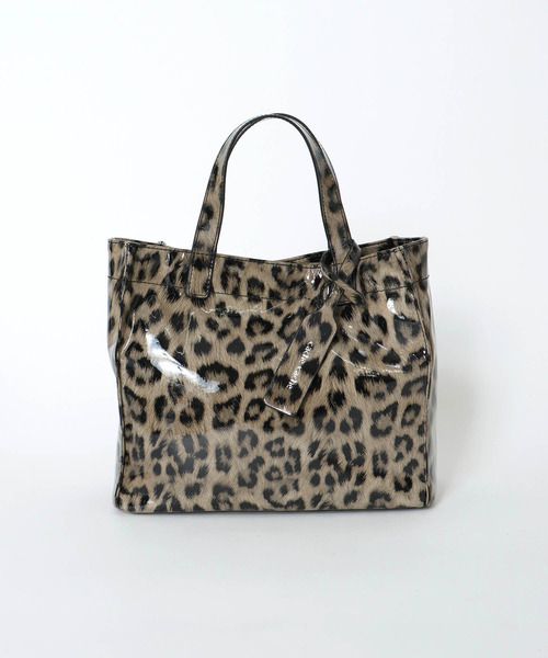 Three Four Time（ｽﾘｰﾌｫｰﾀｲﾑ）の「ソフトエナメルショッパーBAG S（トートバッグ・レディース・ベージュ/グレー/ブラック/レオパード・FREE）」の16枚目の写真