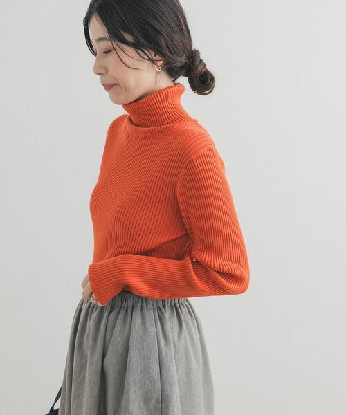 URBAN RESEARCH DOORS(アーバンリサーチドアーズ)の「タートルネックリブニット(ニット/セーター・レディース・オレンジ/オフホワイト/ブラック・FREE)」の4枚目の写真