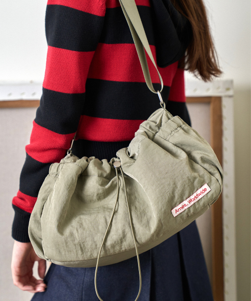 AMESWORLDWIDE(アメスワールドワイド)の「DRAWSTRING CROSS BAG KHAKI(メッセンジャーバッグ・レディース・その他・FREE)」の2枚目の写真