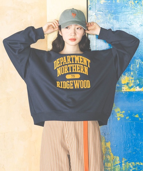 niko and...(ニコアンド)の「ブラッシュエンブロ裏毛プルオーバー(スウェット・レディース・ネイビー/レッド/グレー・MEDIUM/LARGE)」の1枚目の写真