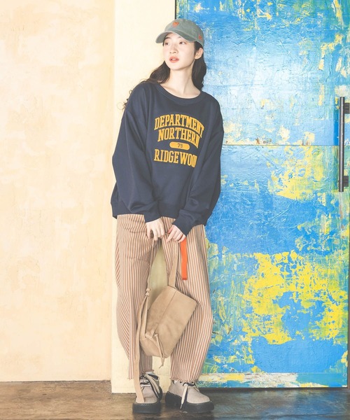 niko and...(ニコアンド)の「ブラッシュエンブロ裏毛プルオーバー(スウェット・レディース・ネイビー/レッド/グレー・MEDIUM/LARGE)」の4枚目の写真