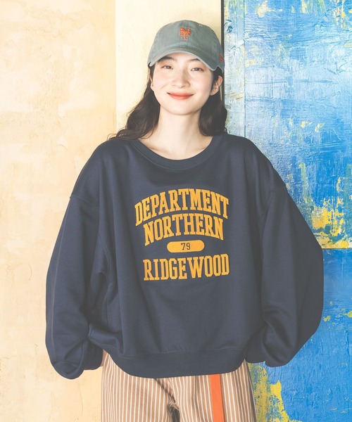 niko and...(ニコアンド)の「ブラッシュエンブロ裏毛プルオーバー(スウェット・レディース・ネイビー/レッド/グレー・MEDIUM/LARGE)」の7枚目の写真