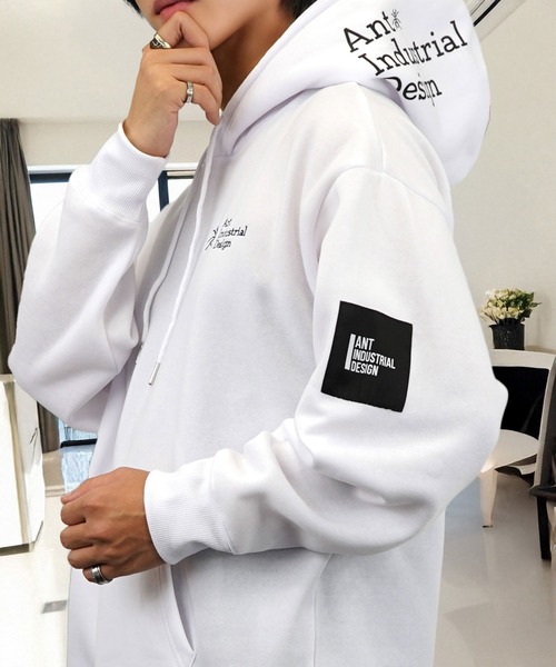 L'atelier(ラトリエ)の「グラフィック パーカー ワイド 長袖スウェット ワンポイント ロゴ(パーカー・メンズ・ブラック系その他2/ホワイト系2/ブラック系2・L/LL/M)」の2枚目の写真