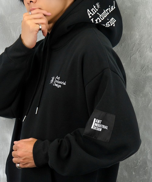 L'atelier(ラトリエ)の「グラフィック パーカー ワイド 長袖スウェット ワンポイント ロゴ(パーカー・メンズ・ブラック系その他2/ホワイト系2/ブラック系2・L/LL/M)」の14枚目の写真