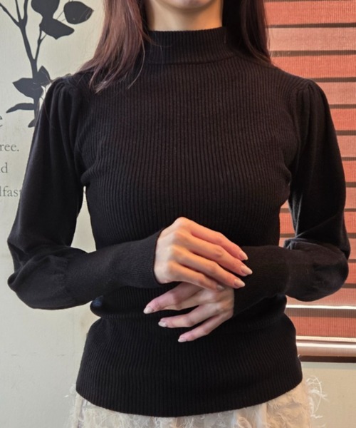 tolene(トレネ)の「ボリューム袖ハイネックリブニットトップス(ニット/セーター・レディース・ブラック/ホワイト・FREE)」の1枚目の写真