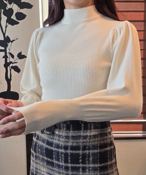 tolene(トレネ)の「ボリューム袖ハイネックリブニットトップス(ニット/セーター・レディース・ブラック/ホワイト・FREE)」の6枚目の写真