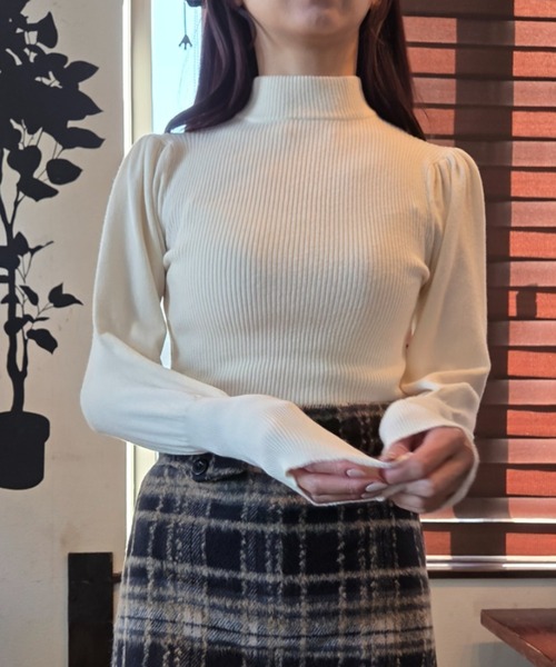 tolene(トレネ)の「ボリューム袖ハイネックリブニットトップス(ニット/セーター・レディース・ブラック/ホワイト・FREE)」の7枚目の写真
