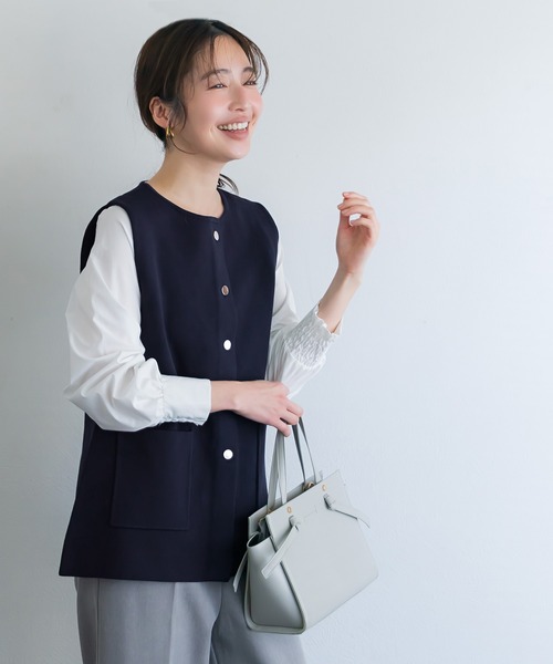 coca（coca）（コカ）の「金ボタンニットベスト | セレモニー オフィス ママスーツ フォーマルウェア スーツ 卒業式（ベスト・レディース・ネイビー/ベージュ・M/L）」の4枚目の写真