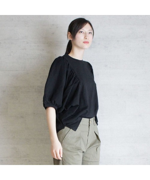 aity(アイティ)の「M-5L ギャザー袖ドルマン 半袖カットソー 夏服(Tシャツ/カットソー・レディース・ライトベージュ/ブラック/ホワイト/チャコールグレー・4L~5L/LL~3L/M~L)」の3枚目の写真