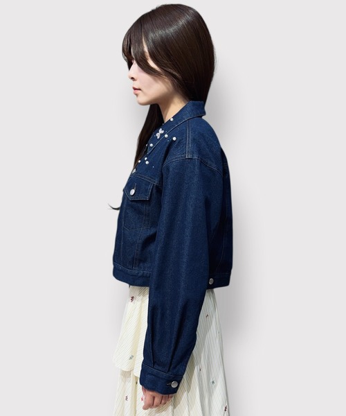 REDYAZEL(レディアゼル)の「フラワービジューパールデニムジャケット(デニムジャケット・レディース・サックスブルー/ブルー・FREE)」の10枚目の写真