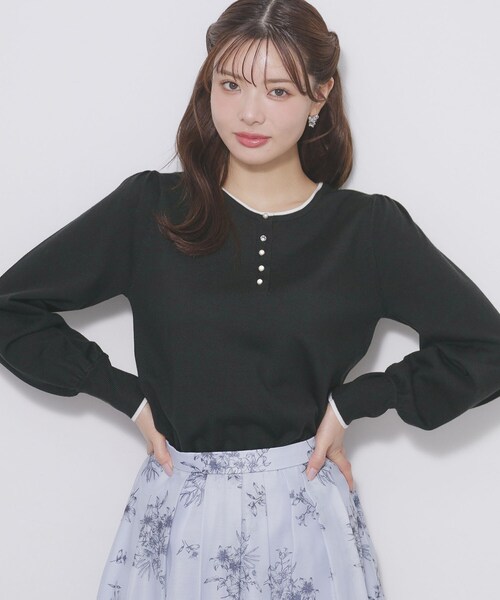 index(インデックス)の「ビジューボタンヘンリーネックニット【洗濯機OK】(ニット/セーター・レディース・ライトイエロー系/ベージュ系その他7/ブラック系4/サックスブルー・42/40/38/36)」の2枚目の写真