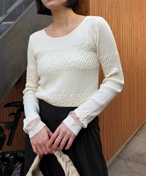 CAPRICIEUX LE'MAGE（カプリシューレマージュ）の「シャーリングニット（ニット/セーター・レディース・ブラック/ホワイト/ピンク・FREE）」の4枚目の写真