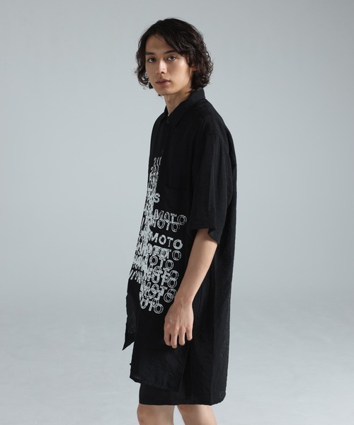 Y-3(ワイスリー)の「Y-3 PLACED GRAPHIC SHORT SLEEVE LONG SHIRT(シャツ/ブラウス・メンズ・ブラック・X-SMALL/SMALL/MEDIUM/LARGE/X-LARGE)」の7枚目の写真