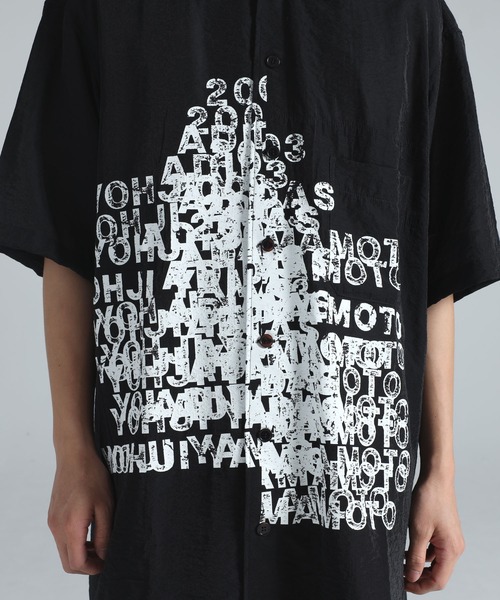 Y-3(ワイスリー)の「Y-3 PLACED GRAPHIC SHORT SLEEVE LONG SHIRT(シャツ/ブラウス・メンズ・ブラック・X-SMALL/SMALL/MEDIUM/LARGE/X-LARGE)」の5枚目の写真