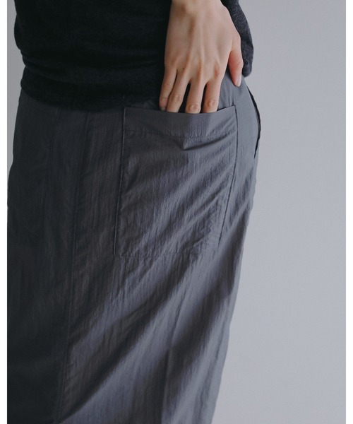 anuke（アンヌーク）の「Sheer Workpocket Skirt（スカート・レディース・アイボリー/チャコールグレー・38inch/36inch）」の8枚目の写真