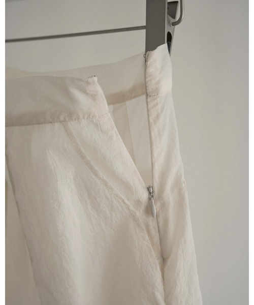 anuke（アンヌーク）の「Sheer Workpocket Skirt（スカート・レディース・アイボリー/チャコールグレー・38inch/36inch）」の19枚目の写真