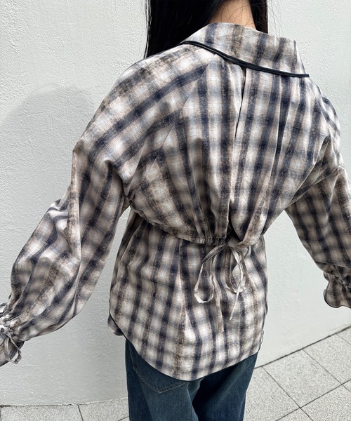 Ameri(アメリ)の「UNEVEN CHECK RIBBON SHIRT(シャツ/ブラウス・レディース・ネイビー/ブルー・FREE)」の4枚目の写真