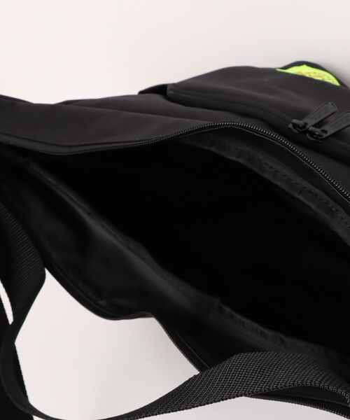 Manhattan Portage（マンハッタンポーテージ）の「BED-STUY Shoulder Bag (LG) LVL MTA（ショルダーバッグ・メンズ・ブラック・LARGE）」の15枚目の写真