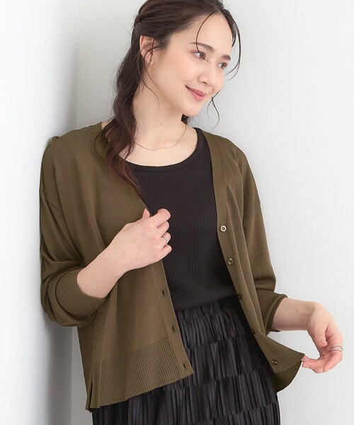 SHOO・LA・RUE(シューラルー)の「【洗濯機可/ひんやり/UV】さらっとしたタッチが心地よい ショート丈Vカーディガン(カーディガン/ボレロ・レディース・ブルー系その他/マスタード/ダークブラウン/ライトグレー/ブラック・04/03/02/01)」の3枚目の写真