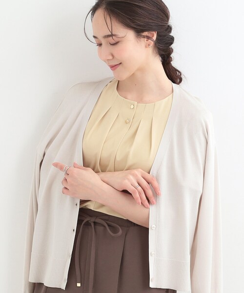 SHOO・LA・RUE(シューラルー)の「【洗濯機可/ひんやり/UV】さらっとしたタッチが心地よい ショート丈Vカーディガン(カーディガン/ボレロ・レディース・ブルー系その他/マスタード/ダークブラウン/ライトグレー/ブラック・04/03/02/01)」の1枚目の写真