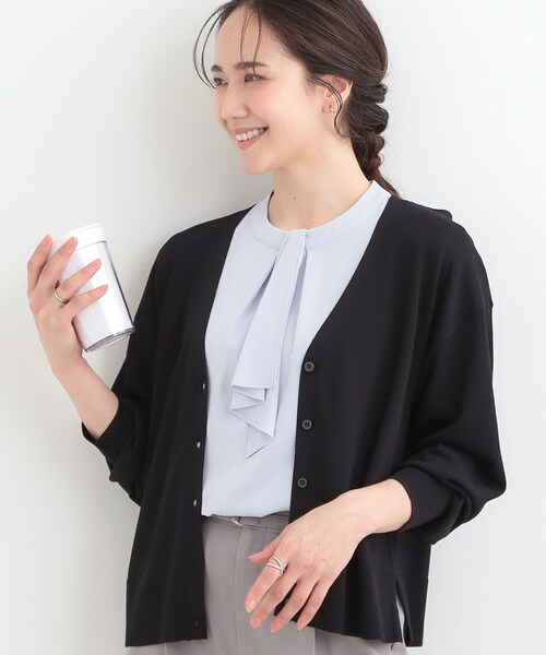 SHOO・LA・RUE(シューラルー)の「【洗濯機可/ひんやり/UV】さらっとしたタッチが心地よい ショート丈Vカーディガン(カーディガン/ボレロ・レディース・ブルー系その他/マスタード/ダークブラウン/ライトグレー/ブラック・04/03/02/01)」の2枚目の写真