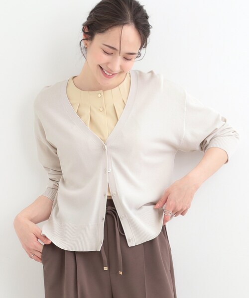 SHOO・LA・RUE(シューラルー)の「【洗濯機可/ひんやり/UV】さらっとしたタッチが心地よい ショート丈Vカーディガン(カーディガン/ボレロ・レディース・ブルー系その他/マスタード/ダークブラウン/ライトグレー/ブラック・04/03/02/01)」の13枚目の写真