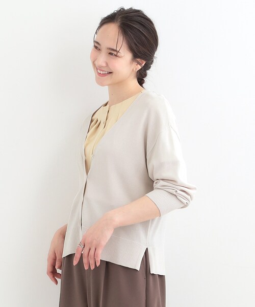 SHOO・LA・RUE(シューラルー)の「【洗濯機可/ひんやり/UV】さらっとしたタッチが心地よい ショート丈Vカーディガン(カーディガン/ボレロ・レディース・ブルー系その他/マスタード/ダークブラウン/ライトグレー/ブラック・04/03/02/01)」の12枚目の写真