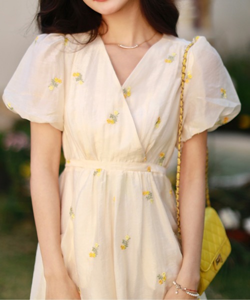 LUCPY(ラクピー)の「フラワープリントカシュクールロングワンピース(ワンピース・レディース・イエロー・X-LARGE/LARGE/MEDIUM/SMALL)」の4枚目の写真