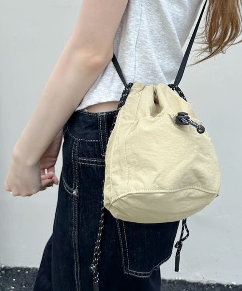 Ada.(エイダ)の「巾着 ドロスト ショルダー ミニ バッグ(ショルダーバッグ・レディース・オフホワイト/ベージュ/ブラック・FREE)」の1枚目の写真