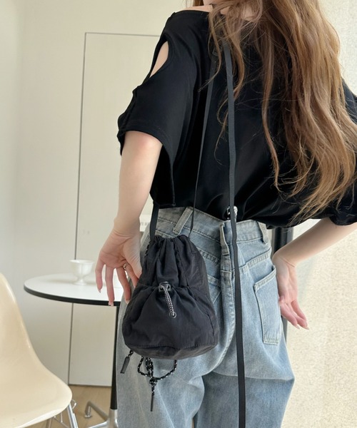 Ada.(エイダ)の「巾着 ドロスト ショルダー ミニ バッグ(ショルダーバッグ・レディース・オフホワイト/ベージュ/ブラック・FREE)」の4枚目の写真