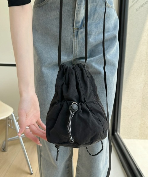 Ada.(エイダ)の「巾着 ドロスト ショルダー ミニ バッグ(ショルダーバッグ・レディース・オフホワイト/ベージュ/ブラック・FREE)」の5枚目の写真