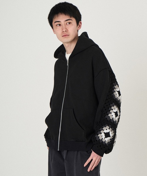 DISCOVERED（ディスカバード）の「CROCHET SLEEVE SWEAT PARKA（パーカー・メンズ・ブラック/ホワイト・1/3）」の2枚目の写真