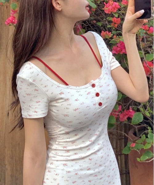 gossip！ロサンゼルス（ゴシップロサンゼルス）の「【レトロガーリー ・Y2K】小花柄 ミニワンピース Uネック タイト 半袖 レイヤード風（ワンピース・レディース・ブラック/ホワイト/ベージュ/ネイビー・M）」の19枚目の写真