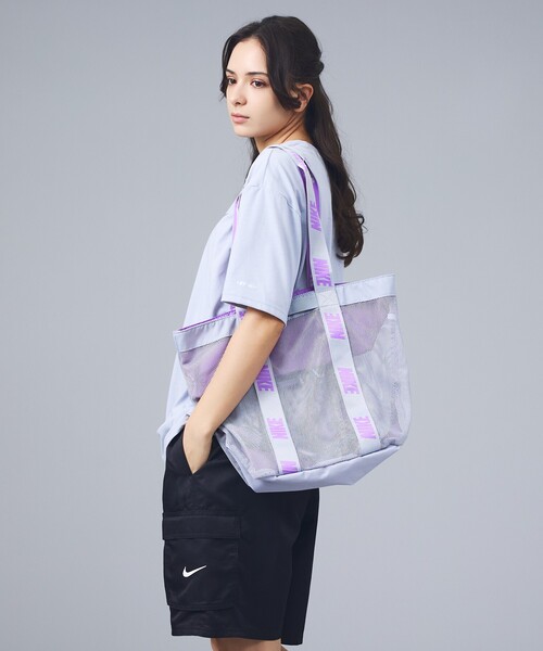 NIKE(ナイキ)の「【NIKE / ナイキ】1994044 メッシュトートバッグ / 20L / ユニセックス(トートバッグ・メンズ・グレー/サックスブルー/ブラック・フリー)」の2枚目の写真