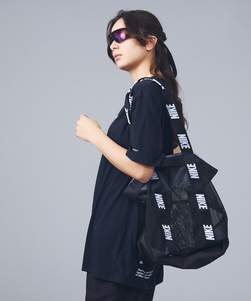 NIKE(ナイキ)の「【NIKE / ナイキ】1994044 メッシュトートバッグ / 20L / ユニセックス(トートバッグ・メンズ・グレー/サックスブルー/ブラック・フリー)」の1枚目の写真